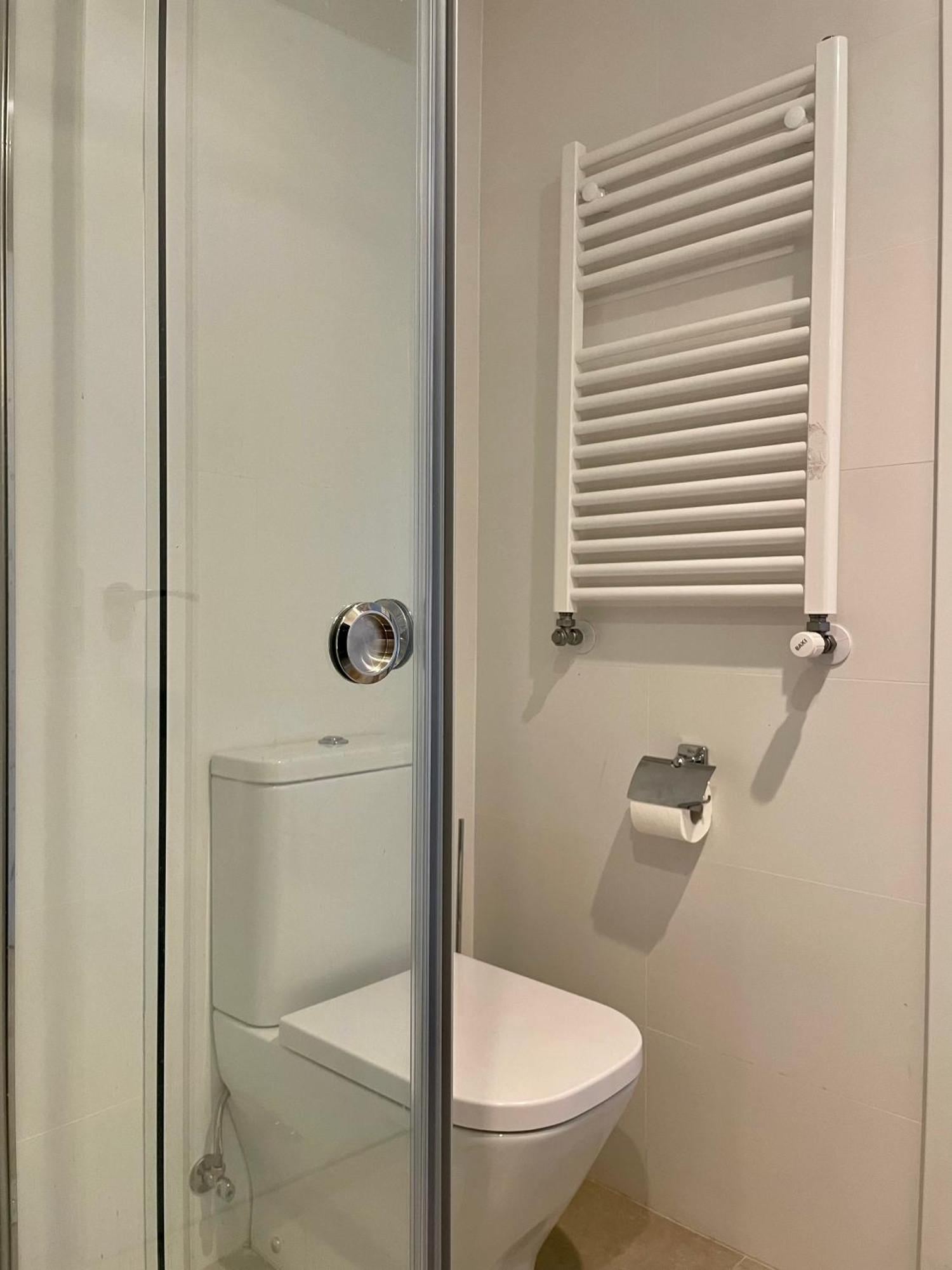 Piso De 2 Habitaciones En Centro, Zona Muy Tranquila Con Playa A 2 Min Andando Gijón Esterno foto